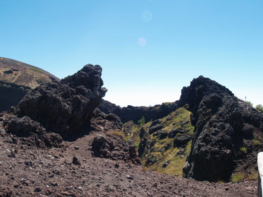 Vyvřeliny na okraji vesuvského kráteru