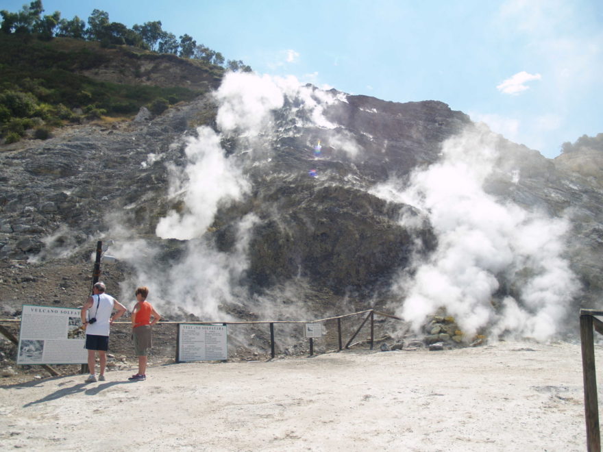 Ze svahu kráteru Solfatara se kouří jako z hromádky hnoje