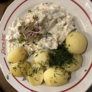 Nejslavnější poznaňská specialita - pyry z gzikiem neboli brambory s tvarohem