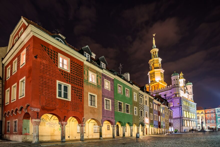 Noční pohled na Starý Rynek v Poznani