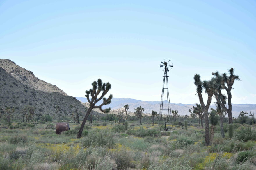 Větrné čerpadlo a studna