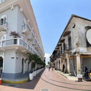 Stará opravená a neopravená část vedle sebe