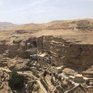 Krajina Judské pouště s klášterem sv. Jiří v kaňonu Wadi Qelt