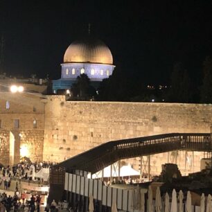 Zeď nářků a Skalní dóm ve večerním Jeruzalémě