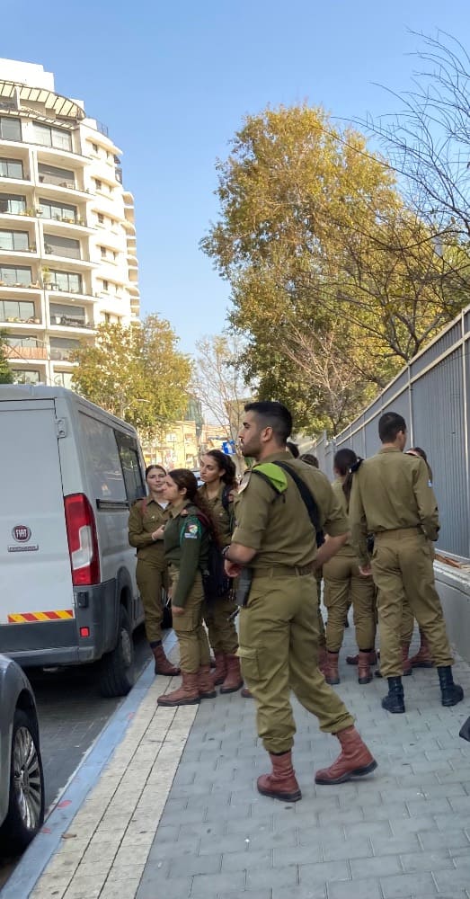 Vojáci a vojačky IDF na cestě do muzea