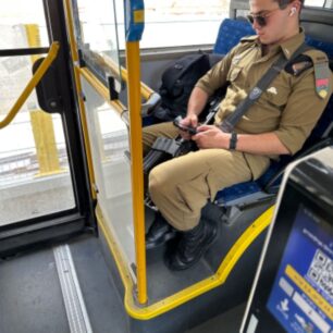 Voják IDF v autobusu