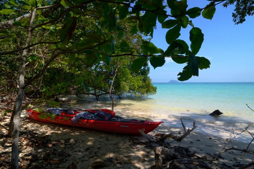 Při maximálním přílivu je skoro celá pláž pod vodou.