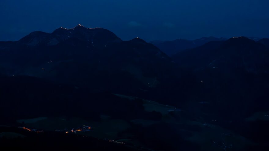 Svatojakubské ohně se zapalují na všech hřebenech v období letního slunovratu
