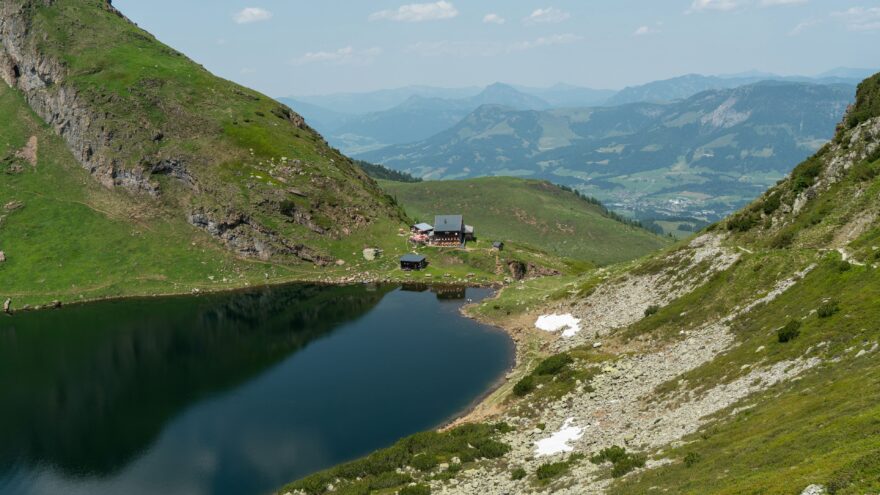 Wildsee s jeho typickou modrou barvou a klidnou hladinou