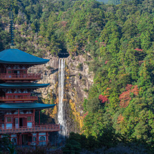 Slavná pagoda a nejvyšší vodopád Japonska tvoří fotogenický pár v Nachi Taisha