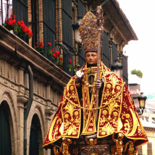 Průvod v Pamloně během Fiesta de San Fermín se sochou svatého Fermína