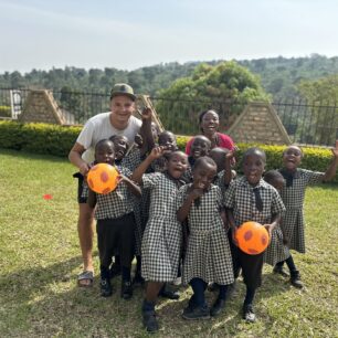 Uganda - škola Lusanja Junior School Change Tomorrow