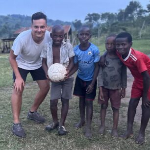 Uganda - škola Lusanja Junior School Change Tomorrow