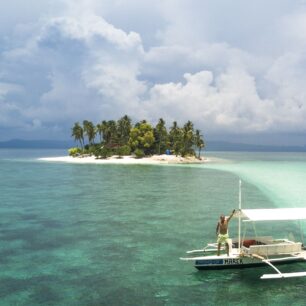 Jeden z mnoha malých ostrovů na Filipínách