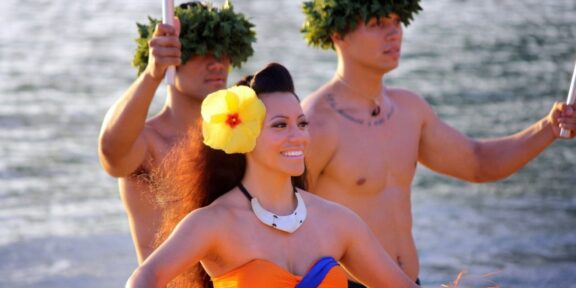 Hula hula: rytmický tanec krásných mužů a polonahých žen