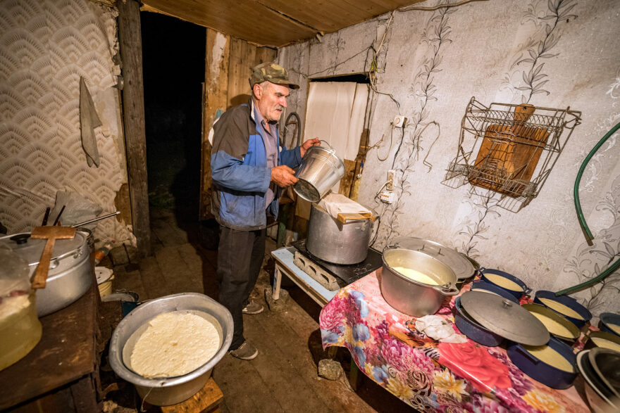 Přátelský Valerij vyrábí sýry z kravského mléka na horské farmě ve Svanetii. Foto: Pavel Svoboda