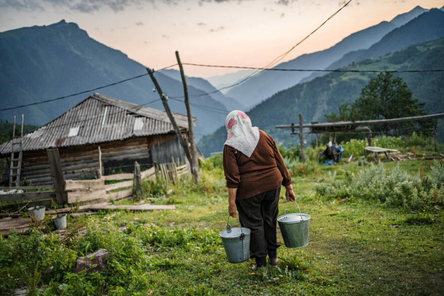 Tvrdý život a realita rychle se vylidňujícího horského venkova na Kavkaze. Foto: Pavel Svoboda