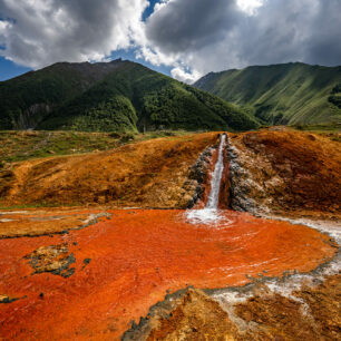 Barevné minerální prameny v údolí Truso, které se nachází nedaleko dominantní sopky Kazbeg. Foto: Pavel Svoboda