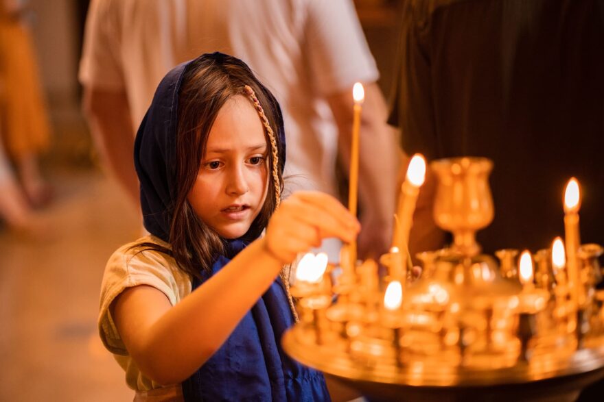 Lidé v Gruzii jsou velmi pobožní, při mších a kostelních zpěvech zavládne silná atmosféra. Foto: Pavel Svoboda