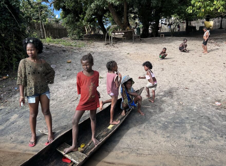 Madagašské děti. Foto: Omar Jamaein