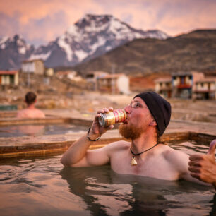 Horká lázeň na závěr mrazivého treku kolem posvátné šestitisícové hory Ausangate. Foto: Pavel Svoboda