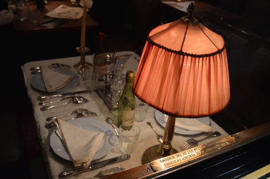 ...či do jídelního vozu, plného lesku a pohodlí