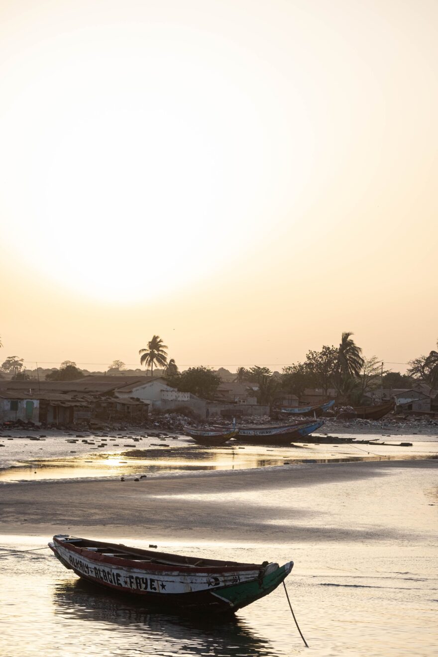 Pobřeží Gambie jsou lemována tradičními loděmi, pirogami. Foto: Lenka Hrabalová