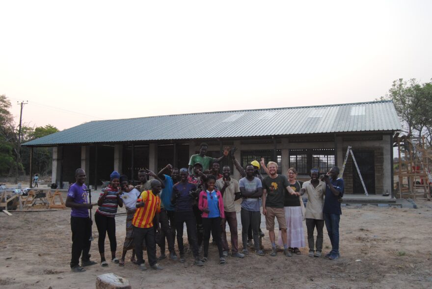 S dobrovolníky po skončení stavby