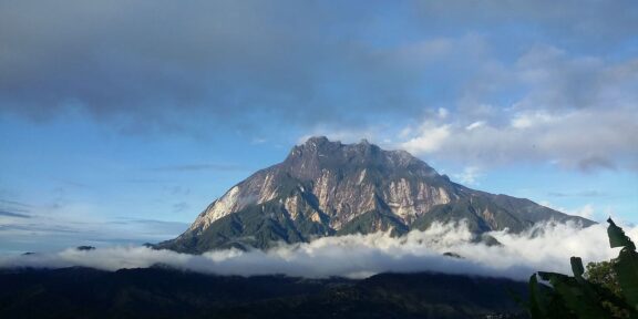 Fronta k vrcholu malajské čtyřtisícovky Mt. Kinabalu