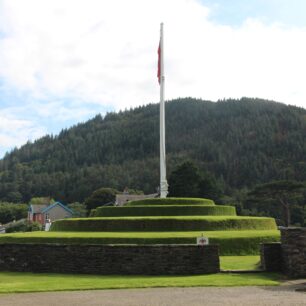 Stupňovitý pahorek, kde se jednou ročně schází nejstarší parlament na světě