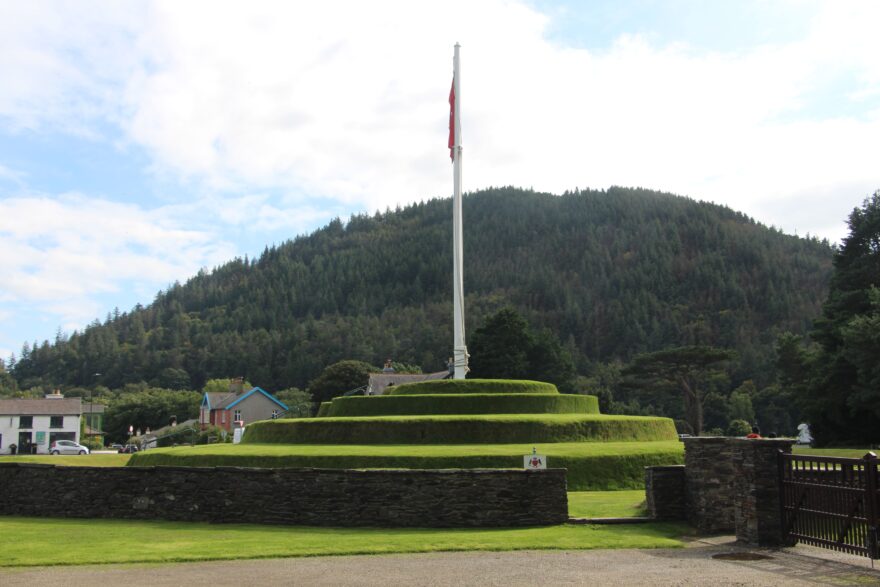 Stupňovitý pahorek, kde se jednou ročně schází nejstarší parlament na světě