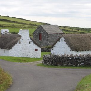 Tradiční architektura nízkých kamenných domků ve skanzenu Creagneash