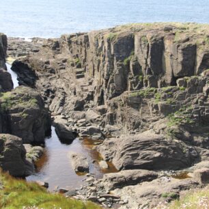Vyvřelé pobřeží v jižních partiích ostrova