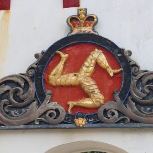 Výrazný znak ostrova Manu se třema obrněnýma nohama