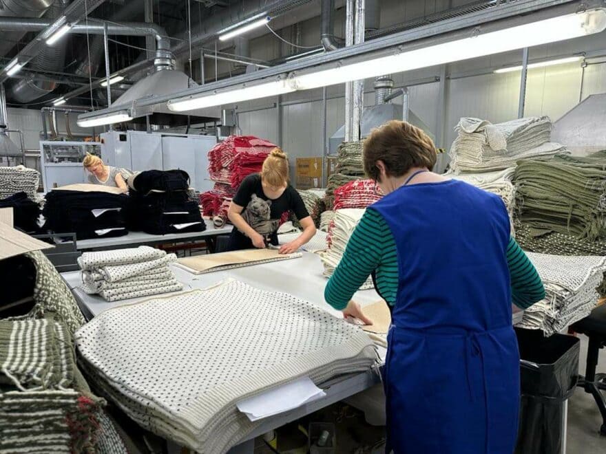 Zručné a zkušené švadleny šijí oblečení značky DEVOLD z té nejkvalitnější vlny