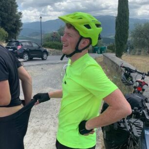 Momentka, kdy se Kryštof snaží vyjádřit neduhy jízdy na kole