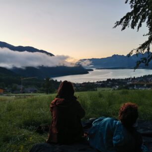 Východ slunce po noci pod širákem