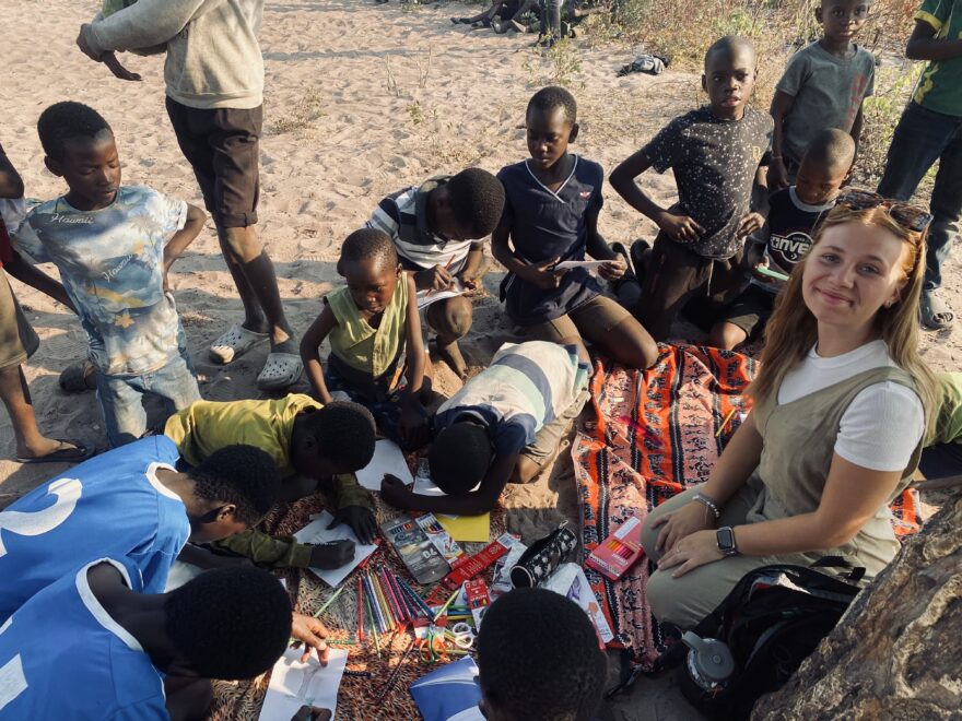 Adélka přivezla kufr školních potřeb, pastelek, nůžek, lepidel a papírů...