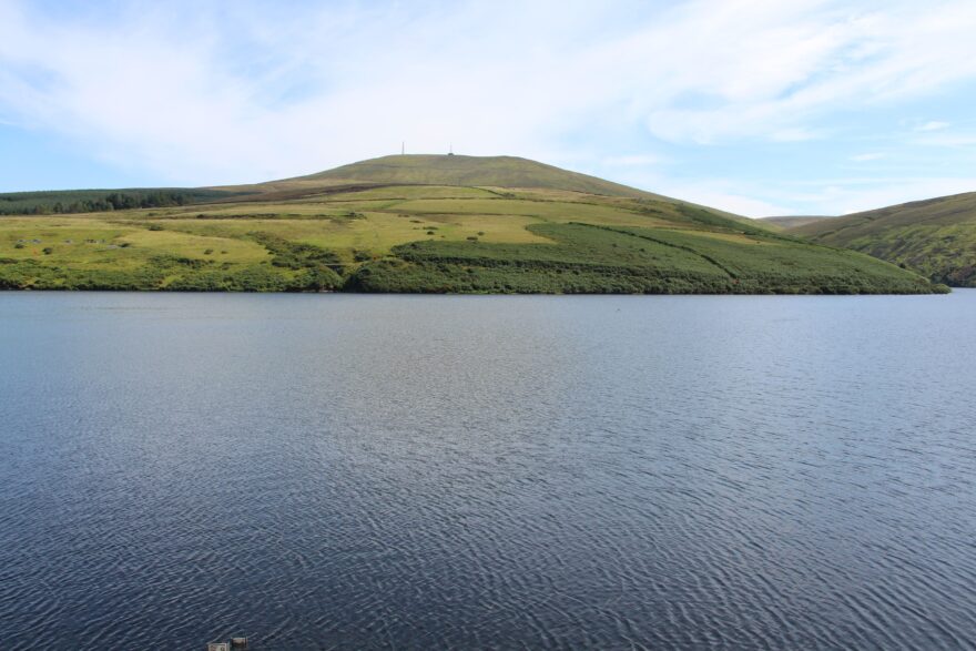 Nejvyšší vrchol ostrova Snaefell s přehradou Sulby v popředí