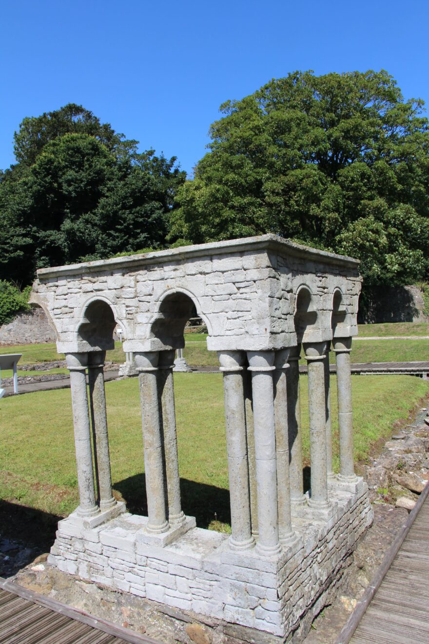 Románské zbytky rajského dvora Rushenského opatství