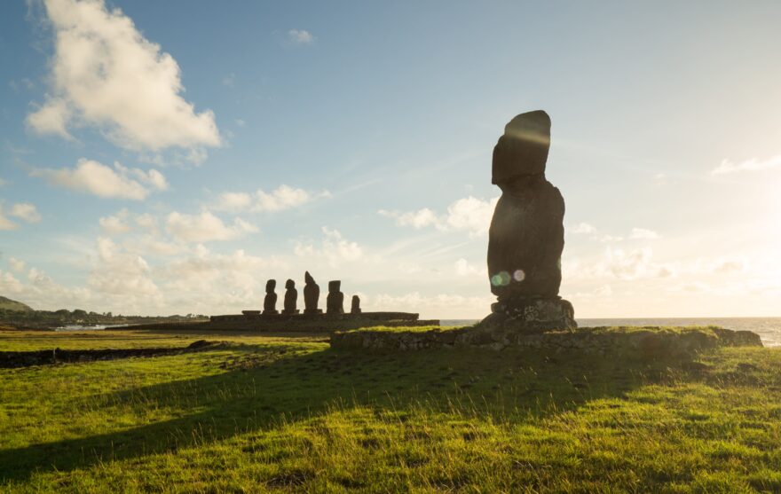 Tahai je obřadní komplex celkem se třemi platformami ahu. Najdete jej na okraji hlavního města Hanga Roa