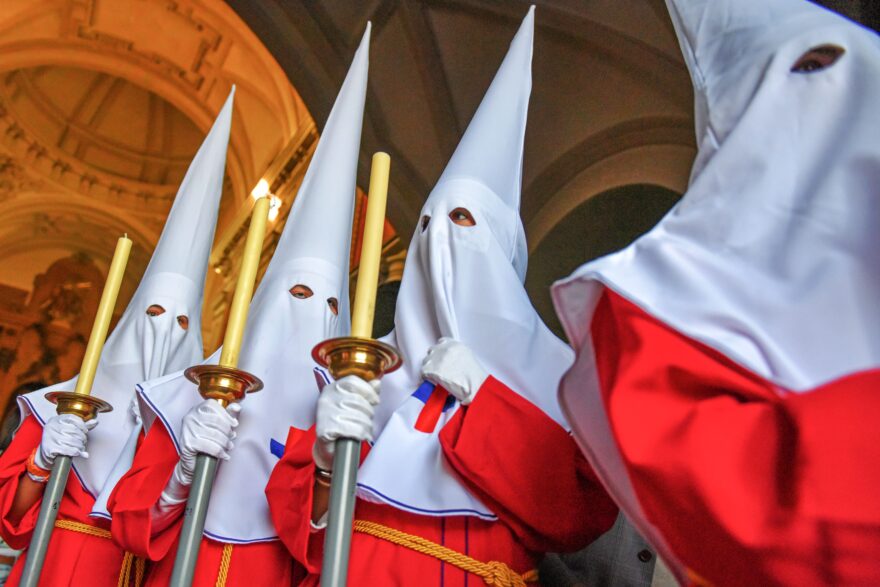 Vysoké špičaté kápě kajícníkům zakrývají tváře, aby nic nebránilo plnému soustředění na cestu pokání. Autor: Vojtěch Vlk