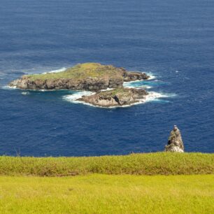 Ostrůvky Motu Nui, kam musel doplavat ptačí muž a uloupit první vejce rybáka černohřbetého