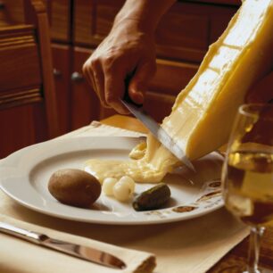 Krájení Raclette - švýcarská sýrová specialita. Foto: Valais Tourism.