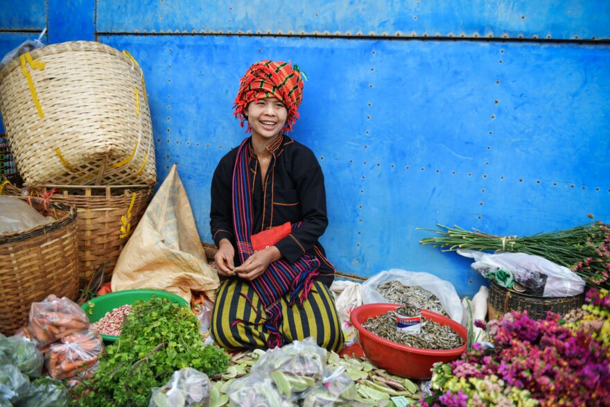 Mladá prodavačka na tržišti poblíž pagody Phaung Daw Oo. Nam Pan Market je pětidenní rotující trh. Místní kmeny etnických menšin sem cestují z celého regionu a na tržišti mnoha vůní a barev prodávají vše od betelových listů přes ovoce, zeleninu, až po suvenýry pro turisty. Ochutnáte tu nejrůznější druhy ryb, včetně úhořů, čerstvě ulovených z jezera, můžete se tady dokonce nechat i ostříhat a oholit nebo si zažvýkat tradiční betelový list, který se hojně konzumuje v celé jihovýchodní Asii. Žvýká se pro své stimulační a psychoaktivní účinky. Po rozžvýkání se vyplivne a zanechá na zemi krvavě červené skvrny. 