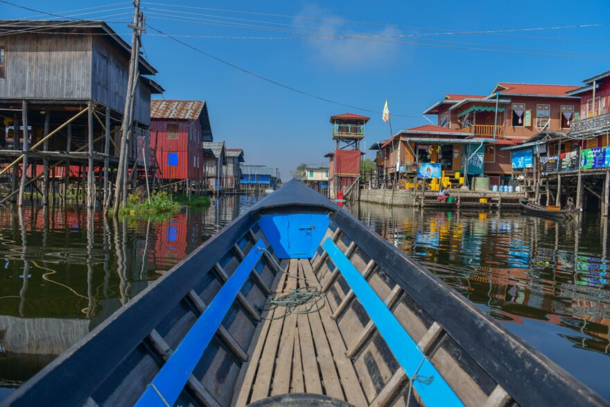 Na projížďce po kanálech rozlévajících se kolem celého jezera míjíme pestrobarevné domy na dřevěných pilotech.