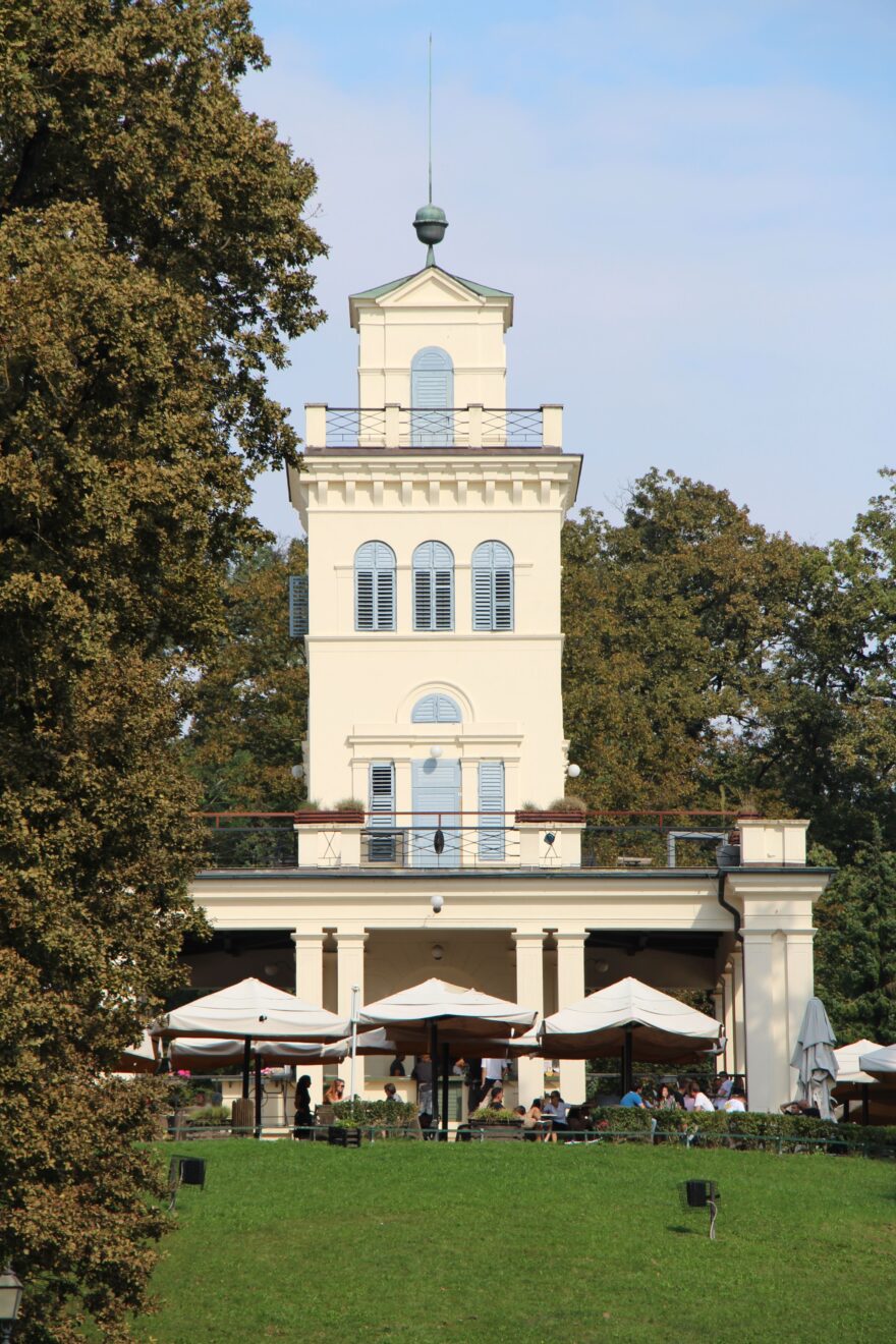 V parku Maksimir stojí vyhlídkové letní sídlo záhřebských arcibiskupů