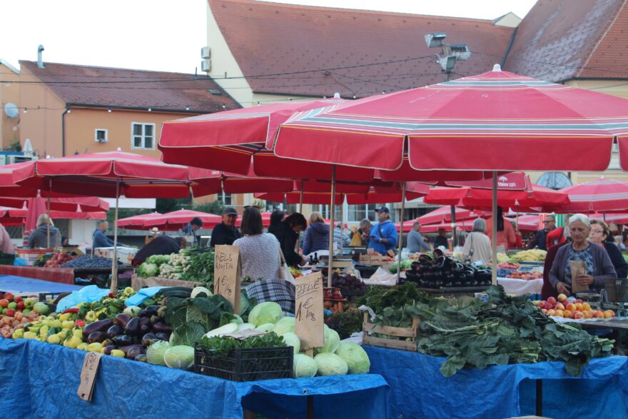 V tržnici Dolac to žije od brzkého rána sedm dní v týdnu