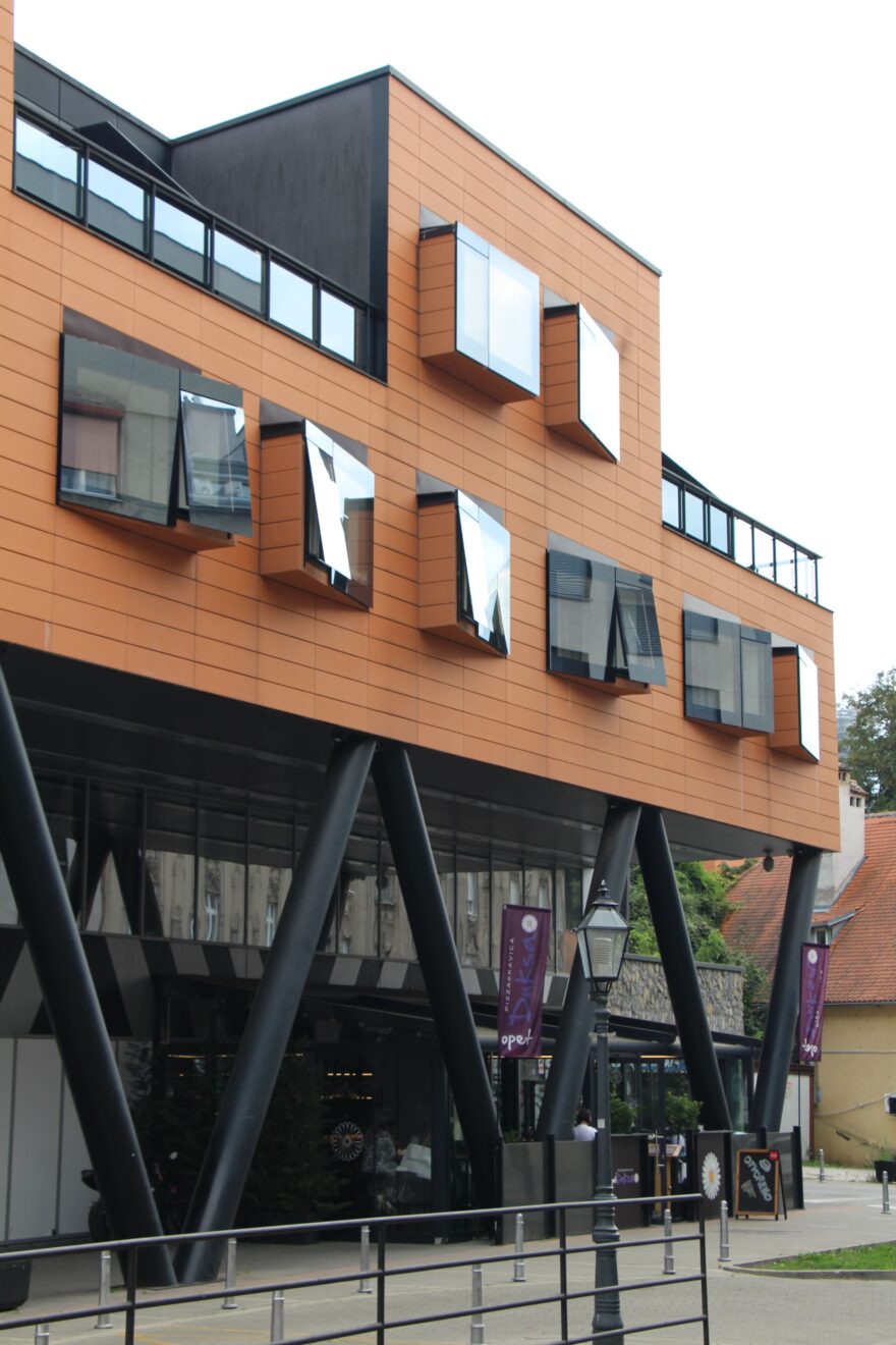 Zajímavá moderní architektura dosahuje až hradeb Kaptolu