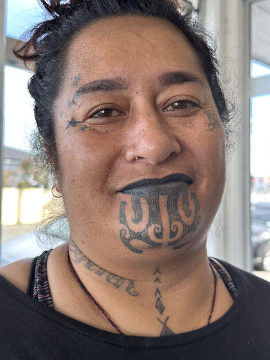 Původní obyvatelé Nového Zélandu Maori a jejich typické tetování na bradě. Ráda jsem si s nimi povídala a seznamovala na mém oblíbeném místě - v prádelně